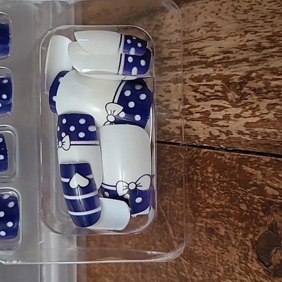 2/$16 Hearts, Bows, Polka-dots, & Stripes Press on Nails - Picture 10 of 12